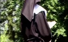 Возбужденные монахини на свободе и жестко трахаются в их мокрые и тугие киски!