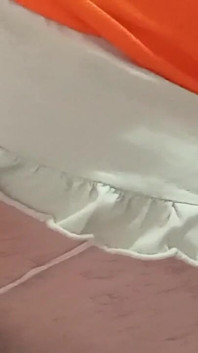 Je mi dobře, Sissy šuká obrovské tlusté dildo.