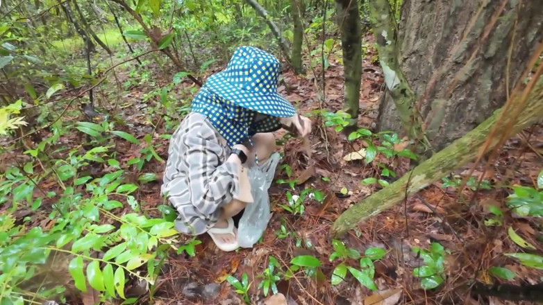 RealThaiSolo: Des Thaïlandaises marchent, parlent et cueillent des champignons dans la...