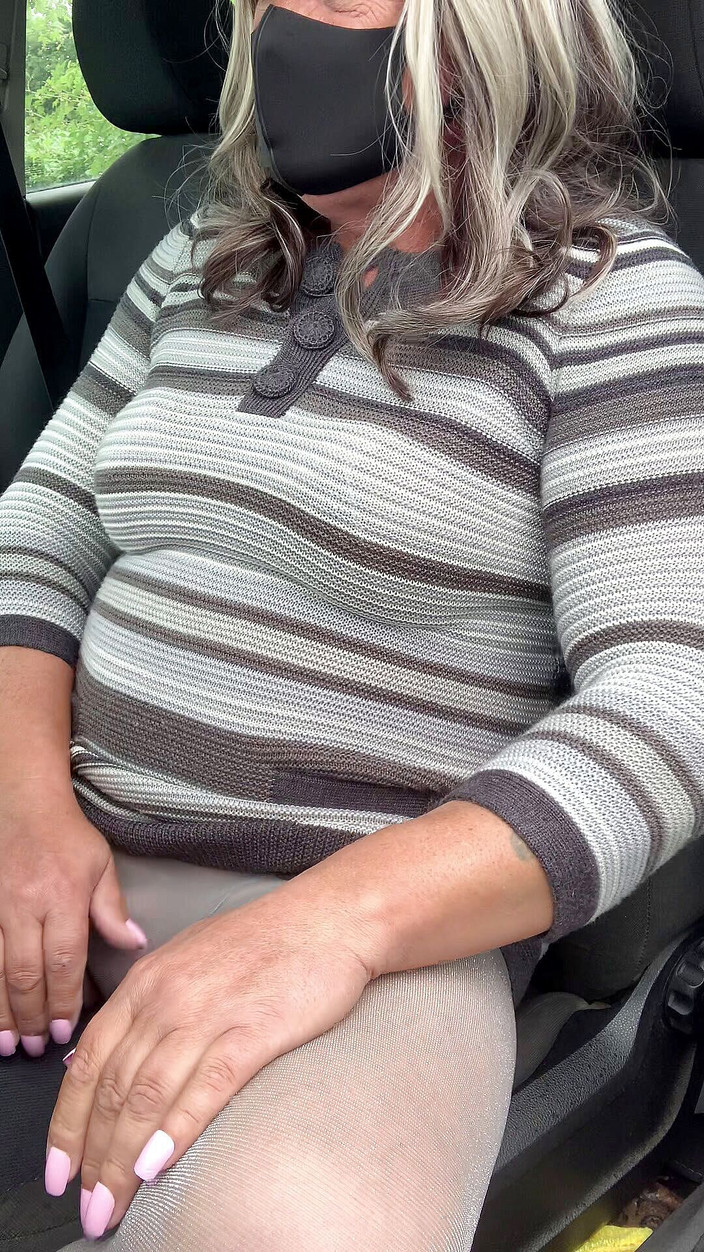 Kelly cd: Kelly cd穿着灰色连衣裙紧身衣和高跟鞋开车