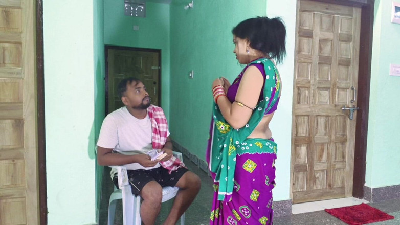 Sona bhabhi: Sexy casalinga indiana tradisce il marito, scopata da un ragazzo...