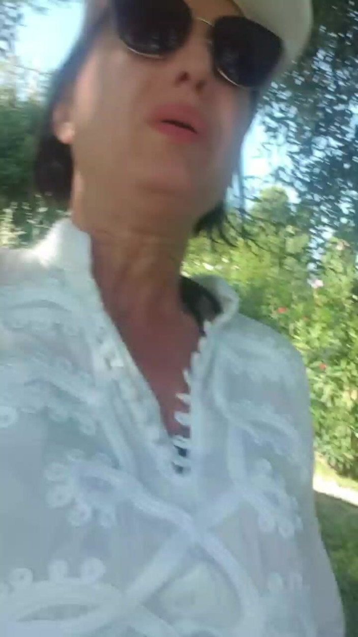 JulieEroticDress: Stříkání na riskantním místě