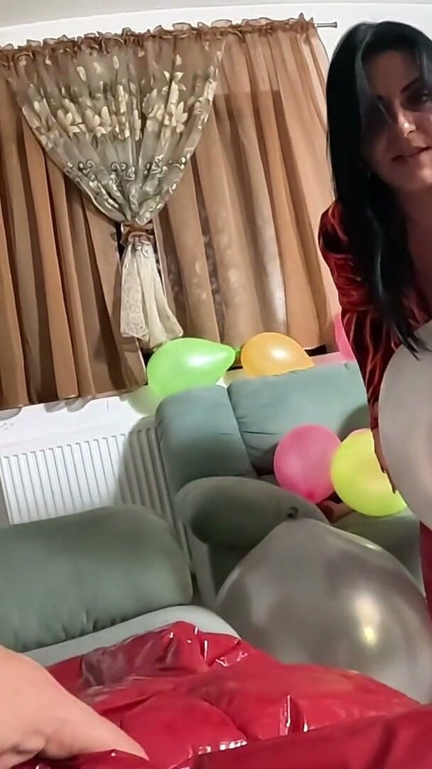 MilfyCalla: Dominante rode downjacket milf ballon vernedering. Mislukte erectie, grote dildo...