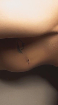 Oh mio dio, come stanno scuotendo le sue tette naturali mentre la scopo