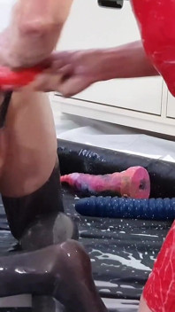 Gioco con lubrificante e grandi dildo nella piscina per bambini