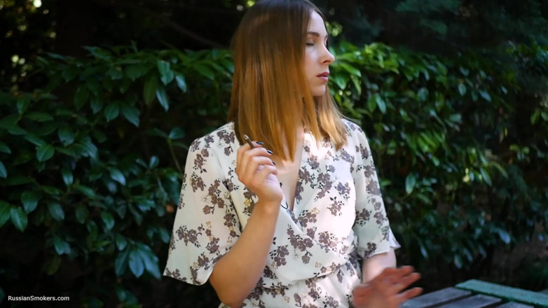 Russian Smokers: Evgeniya fumează o țigară puternică