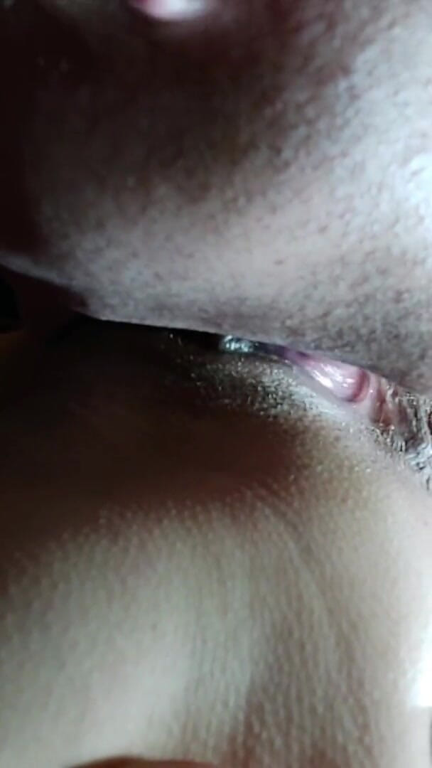Wet Pussy Fuck: Pepek remaja pertama saya menjilat rakaman dekat