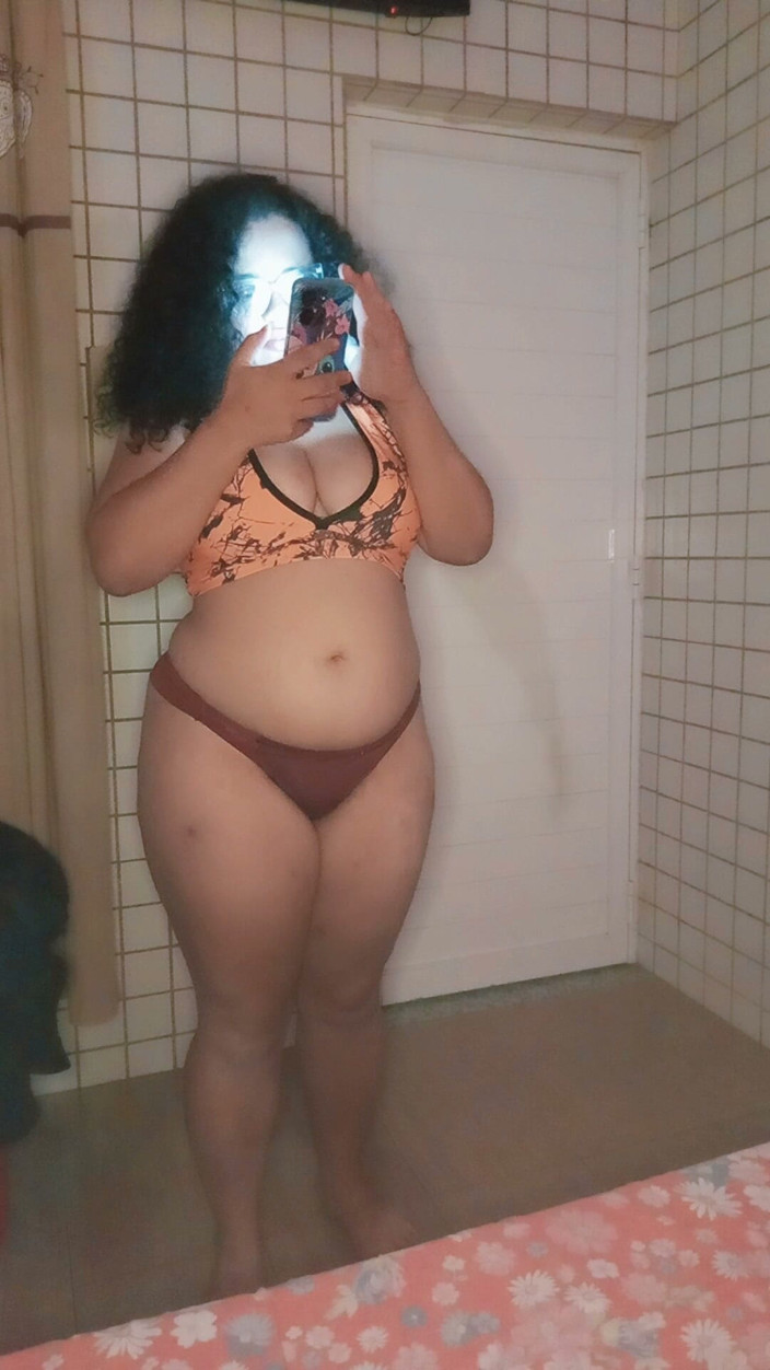 DarkBlackGirlMomy: ชักว่าวให้ลูกพี่ลูกน้องสาวของฉัน