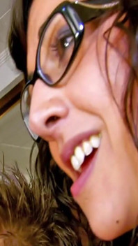 Sexy lesbičky si navzájem lízají kundičky na gauči