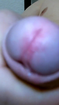Eu me masso e massageio minhas bolas com meu esperma