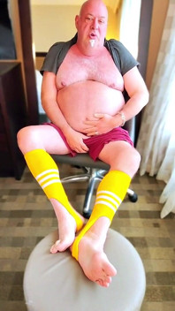 Beardaddychub प्रशंसक के लिए हिलाती है!