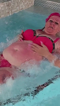 Busty Mature Babe Fingers to Squirting Orgasm in Hot Tub