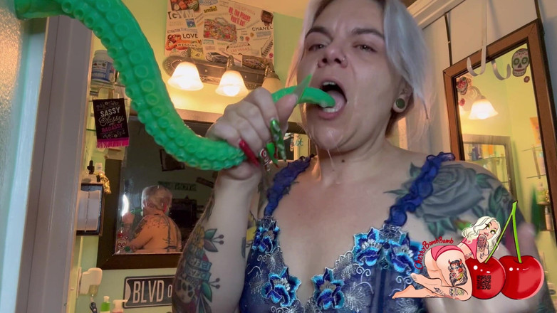 CherryBombBomb: Allenamento della capra gola con il mio nuovo giocattolo lungo...