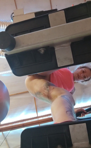 Mary Rider Pornstar: ステップバイステップで...。ステップマシンで上がったり下がったりする私を見て、パンティーを忘れました...。