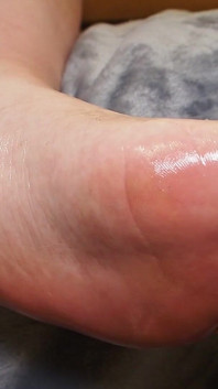 Massage des pieds à l’huile et soin doux des pieds | Asmr relaxant