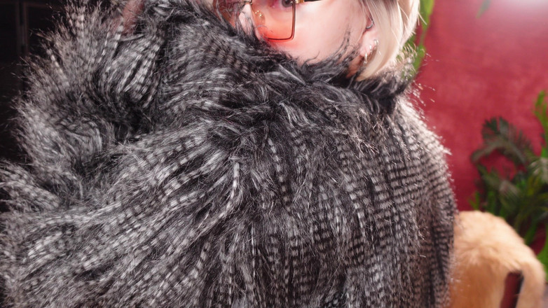 Arya Grander: Koleksi hot fur coat - bagian 3. Fetish - arya grander si tante...