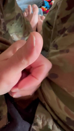 Gay Soldier Stuff: आर्मी सॉलिडर अपने रूममेट की काली बॉक्सर कच्छी पहने वर्दी में हिलाती है