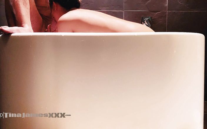 Tina James XXX: Hora do banho no hotel