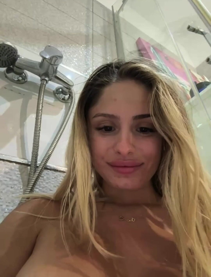 MollyLollyG: La Bionda Con Grandi Tette E Culo Grosso Squirta Duramente...