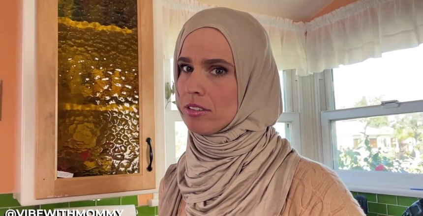VibeWithMommy: Konserwatywna żona Hijabi zostaje przyłapana na oglądaniu porno przez pasierba!