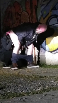 Buitenshuis blootstelling meisje likt de kont van de man