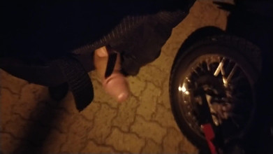 Guivideos: Dengan zakar keras di tempat awam