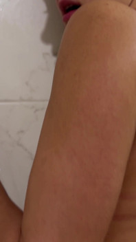 Evde sert ve genç yumrukla esneme ve evde squirting ve prolapsus