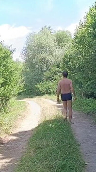 Rischioso su un campo deserto / Rischioso da solo all'aperto