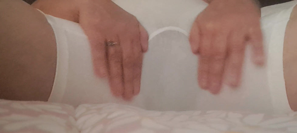 Mommy big hairy pussy: MILF, dengan celana dalam besar dan vaginanya ditandai