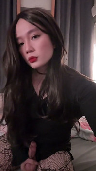 Le super beau ladyboy éjacule trois fois à cause du lait dans la tasse