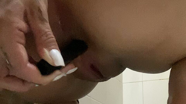 Baby_nia66: लड़की गुदा के साथ खेल रही है