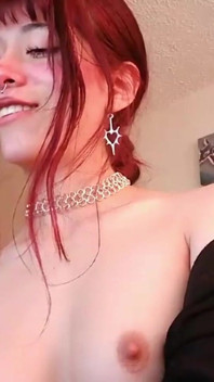 Latina ruiva se masturba na câmera e molha a calcinha