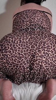 Sexy prsatá bbw milfka si hraje s kundičkou v Sheer Leopard Tisk