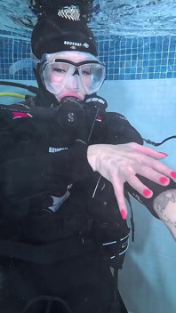 Provocación de burbuja: instrucciones de paja bajo el agua en equipo de buceo completa
