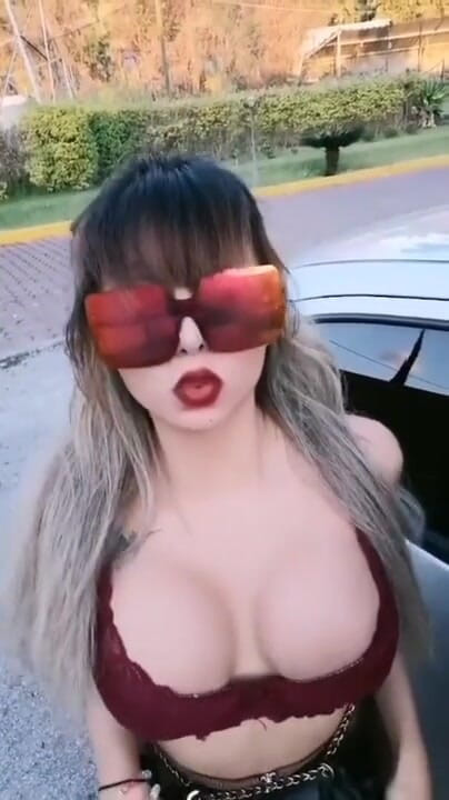 Barbietransxxxx: Сногсшибательный транс с большой задницей показывает свой сосуающий рот для орального секса
