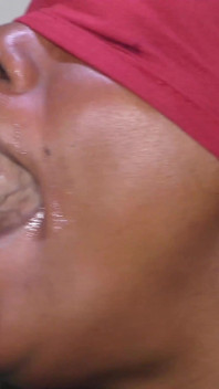La bocca di ebano ingoia il mio sperma dopo una sessione di pompino