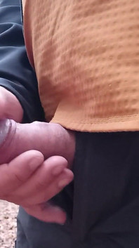 Đi tiểu trong rừng