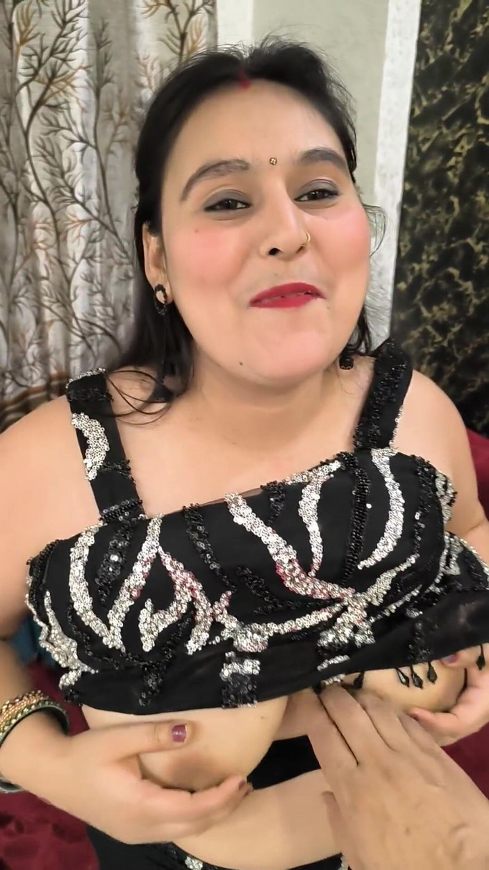 pujaprem: Người phụ nữ gợi cảm trên sàn nhà