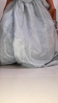 Asiática crossdresser gozando usando vestido de noiva de cetim