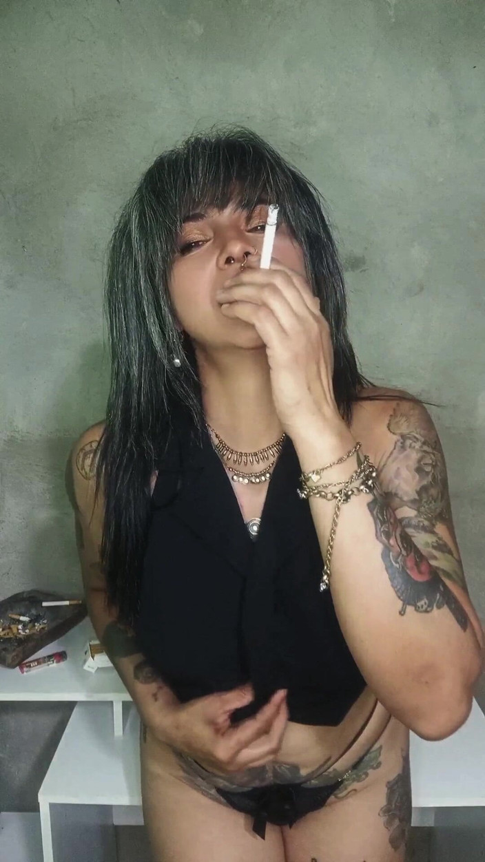 Casia Castro: Cerut, toples dan kesunyian