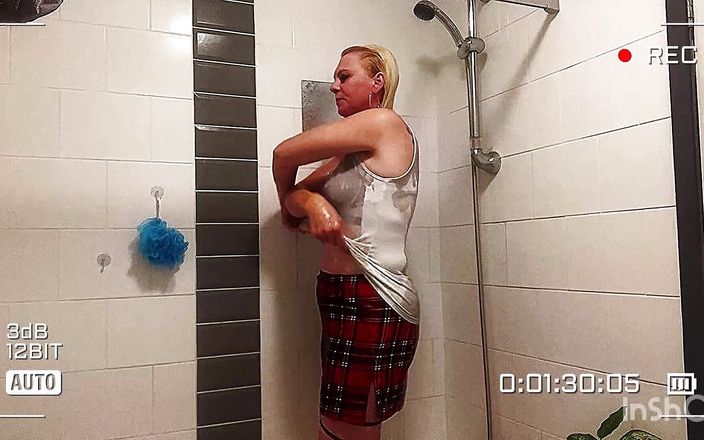Jennykinstar: Orta yaşlı seksi kadın duşta sikiliyor