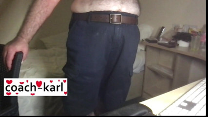 Coach Karl dude lodge: Antrenorul Karl își arată pantalonii scurți albaștri
