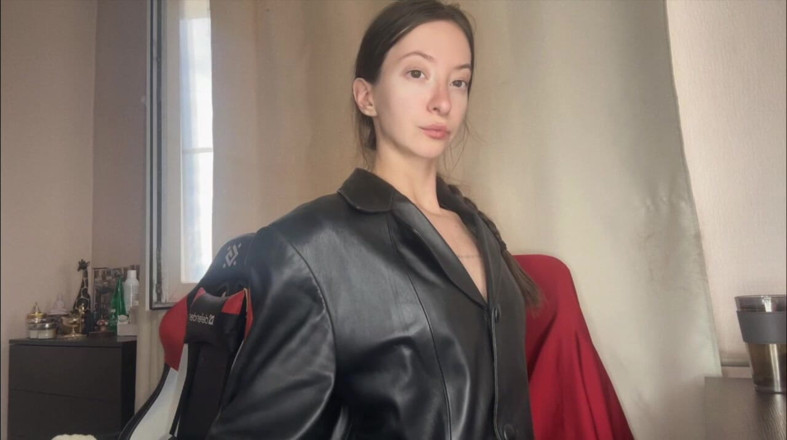 Skinny_lady69: Regarde-moi dans les yeux et n’osez pas regarder de loin.