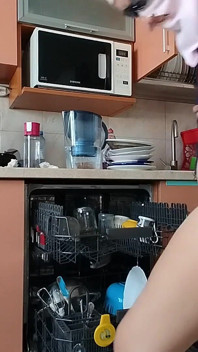 Buceta morena peluda, peitões, mulher peluda sensual na cozinha