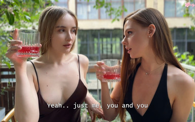 Polly Yangs: İlk buluşmada üç kişilik seks! Şanslı adam iki 19 yaşındaki üvey kız kardeşle yatıyor!