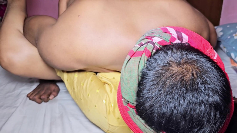 Hot girls video: แม่เลี้ยงอินเดีย Desi สอนวิธีเย็ดกับลูกเลี้ยงชายและลูกเลี้ยงสาว