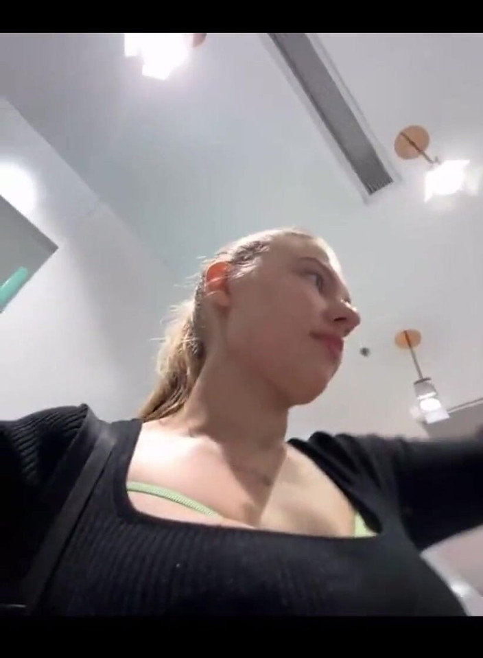 JuiceLussie: Masturbieren in der umkleidekabine