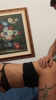 Sexy milf con bonitas tetas y coño peludo follada y corrida en la boca por una enorme polla
