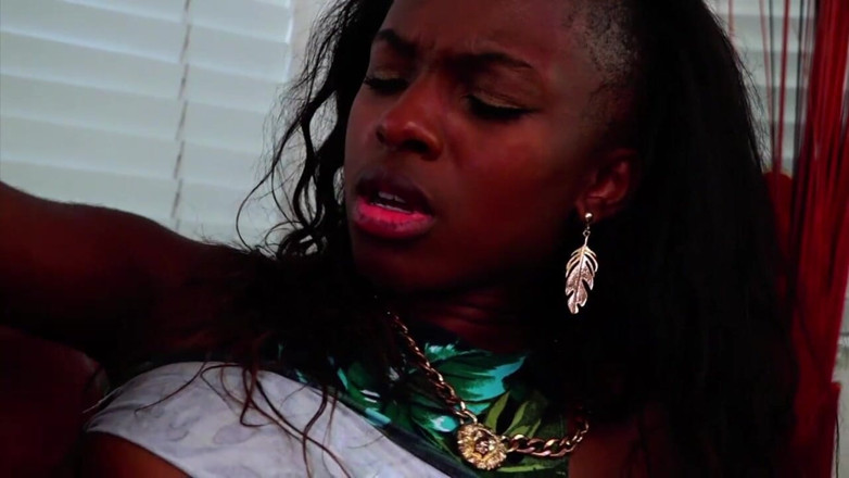Old PIGS XXX: Joven impresionante chica negra recogida por un viejo cerdo blanco