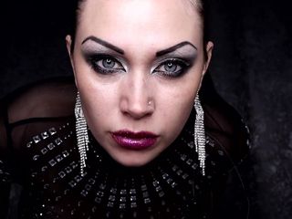 Goddess Misha Goldy: Implore pela Deusa Spit!